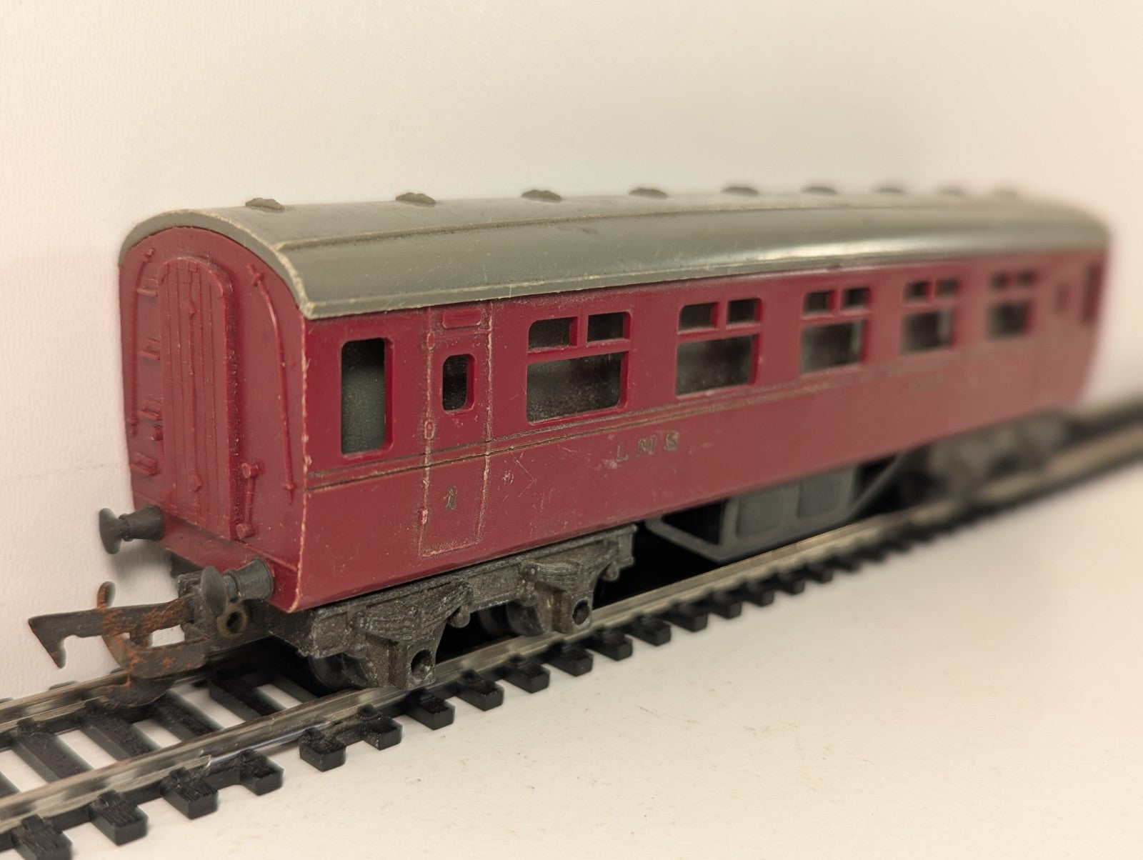 Tri-ang R20 OO Gauge LMS First Class Coach Maroon