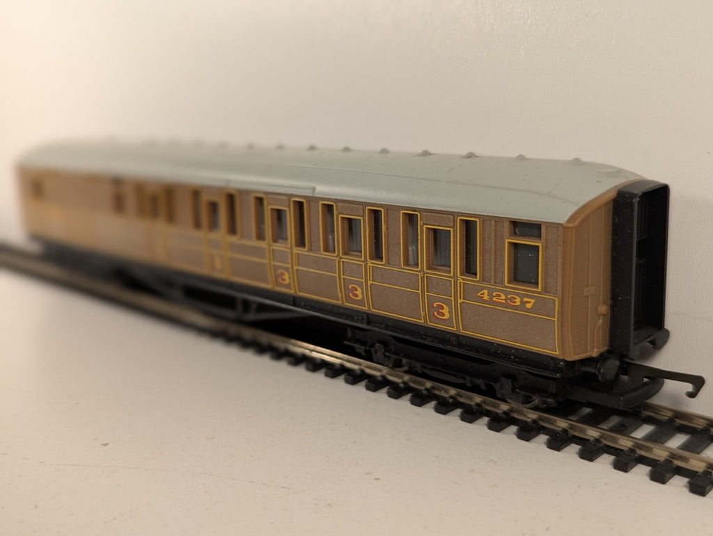 Hornby OO Gauge LNER Teak Composite Coach Coaches 4237