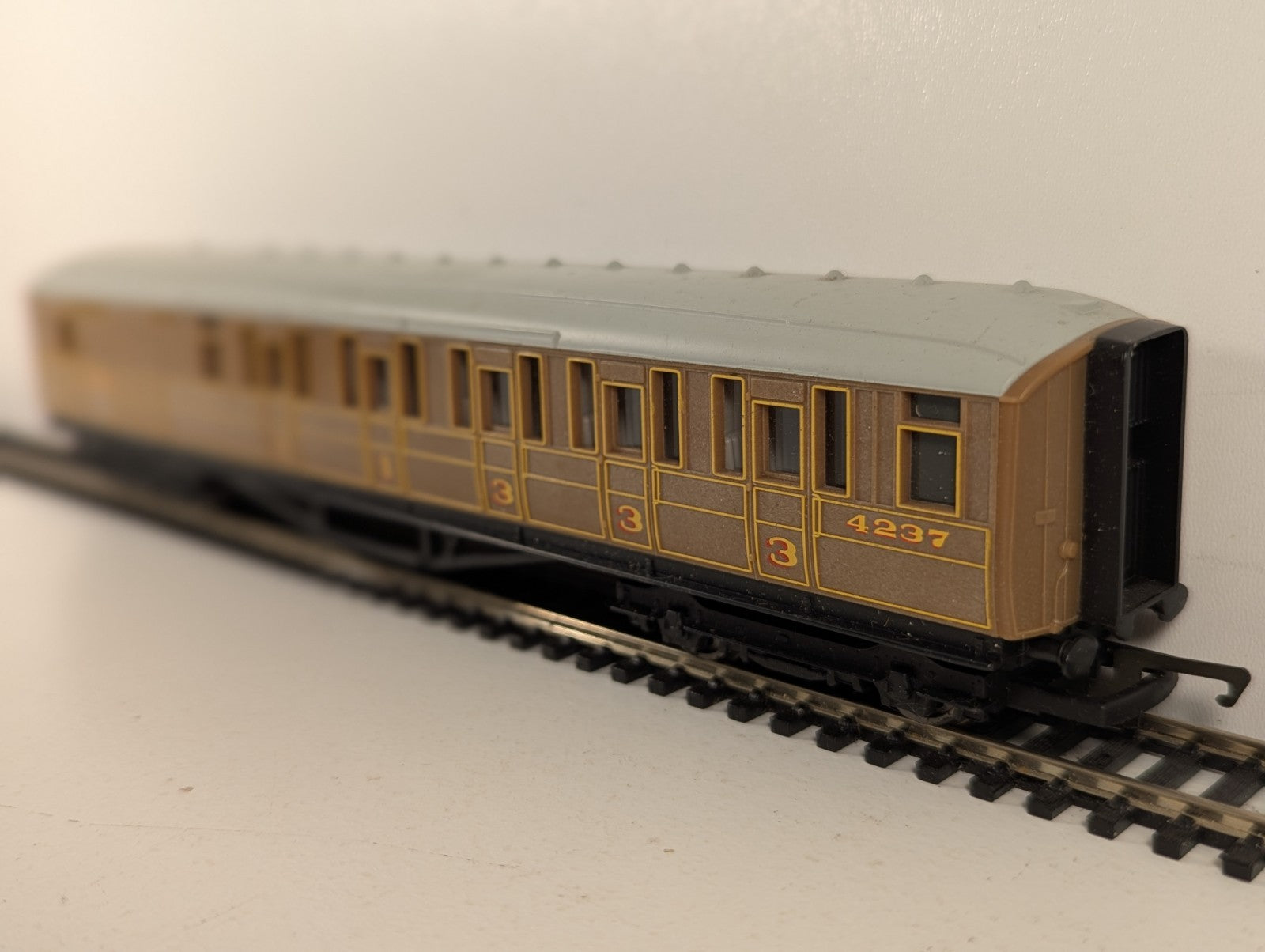 Hornby OO Gauge LNER Teak Composite Coach Coaches 4237