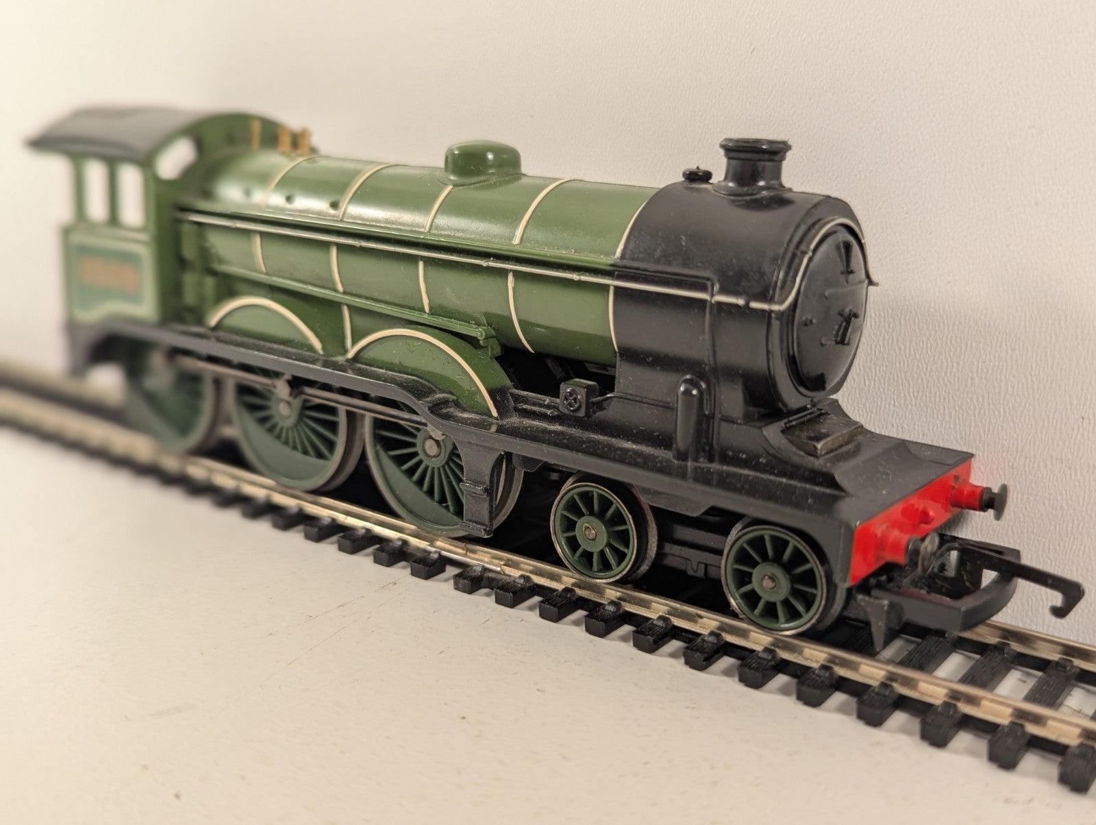 Hornby OOGauge LNERB12 4-6-0 SteamLocomotive in LNERLined Green - Missing Tender