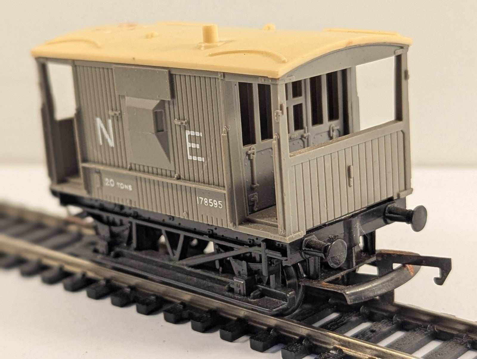 Hornby R124 OO Gauge LNER NE 20 Ton Brake Van 178595