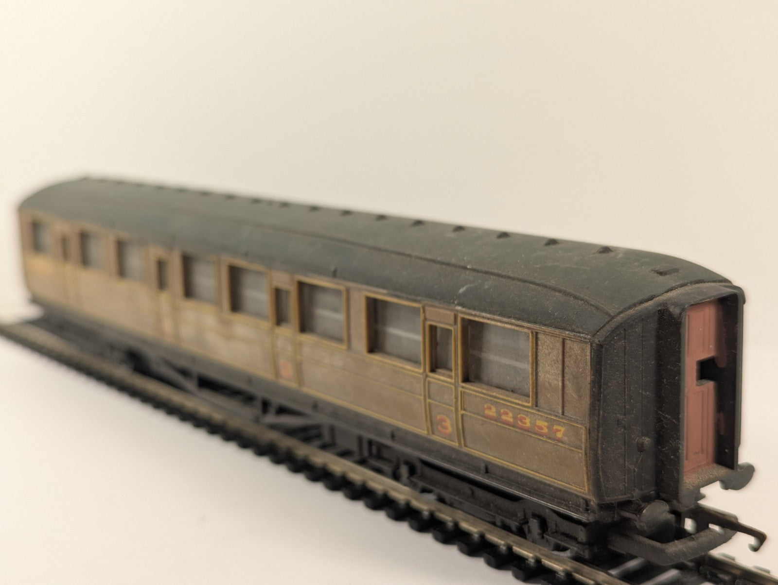Hornby RailRoad OO Gauge LNER Teak Composite Coach Repainted Roof