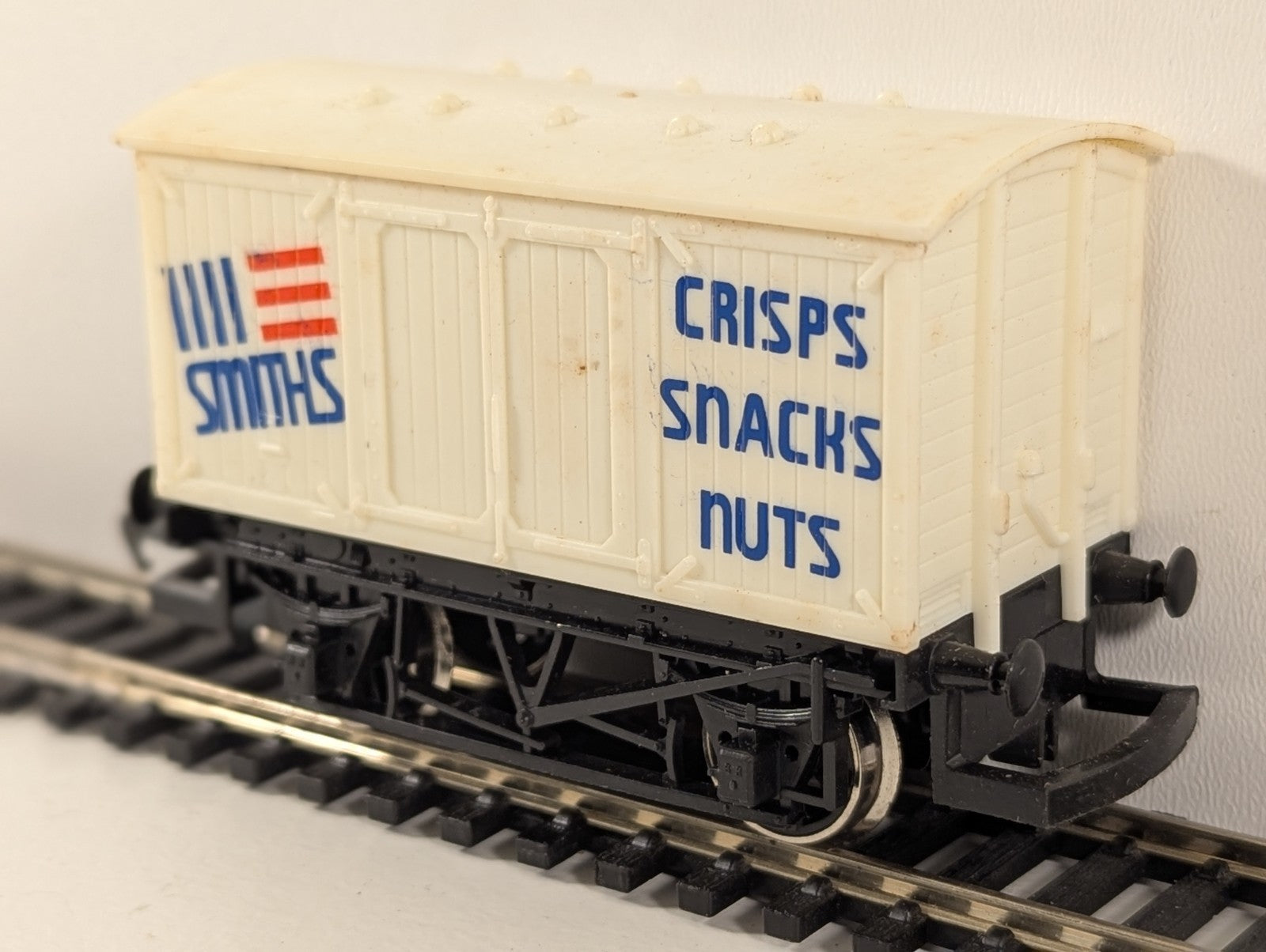 Hornby R135 ‘Smiths Crisps’ Closed Van