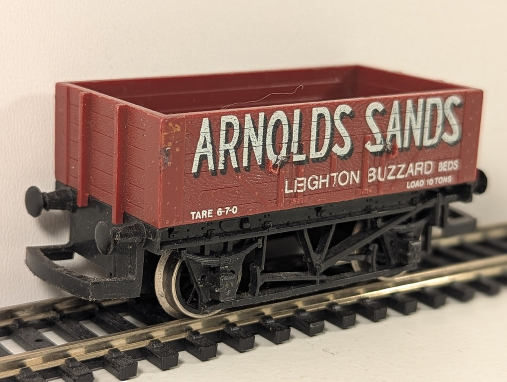 Hornby OO Gauge 5 Plank Open Wagon – “Arnolds Sands”