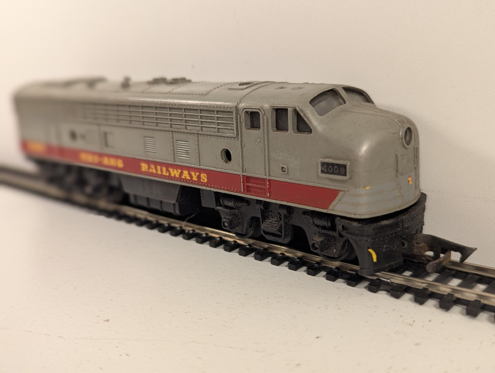 Tri-ang HO Gauge R57 Transcontinental B-B Diesel Dummy Locomotive