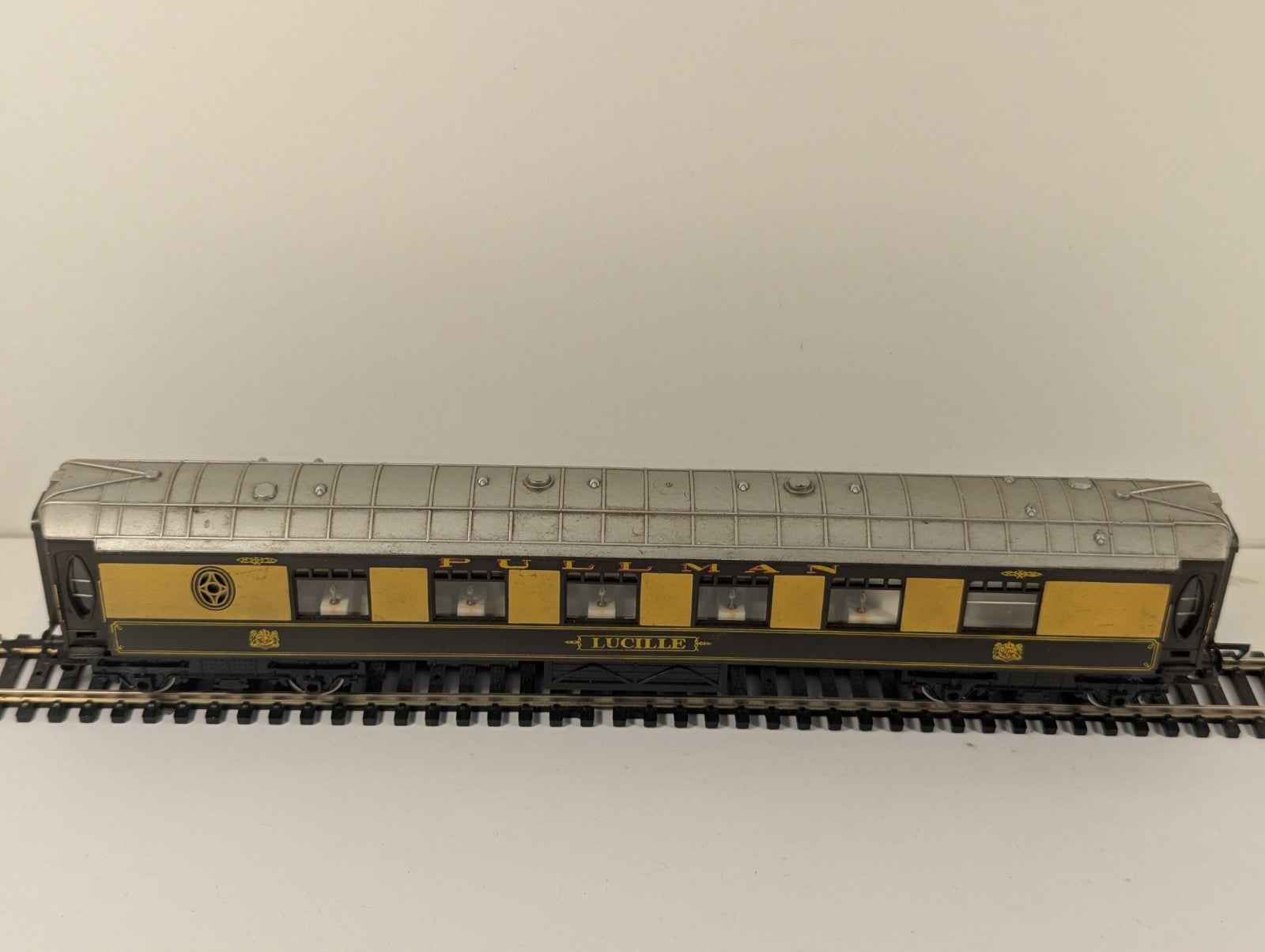 Hornby OO Gauge Pullman Parlour Car Lucille