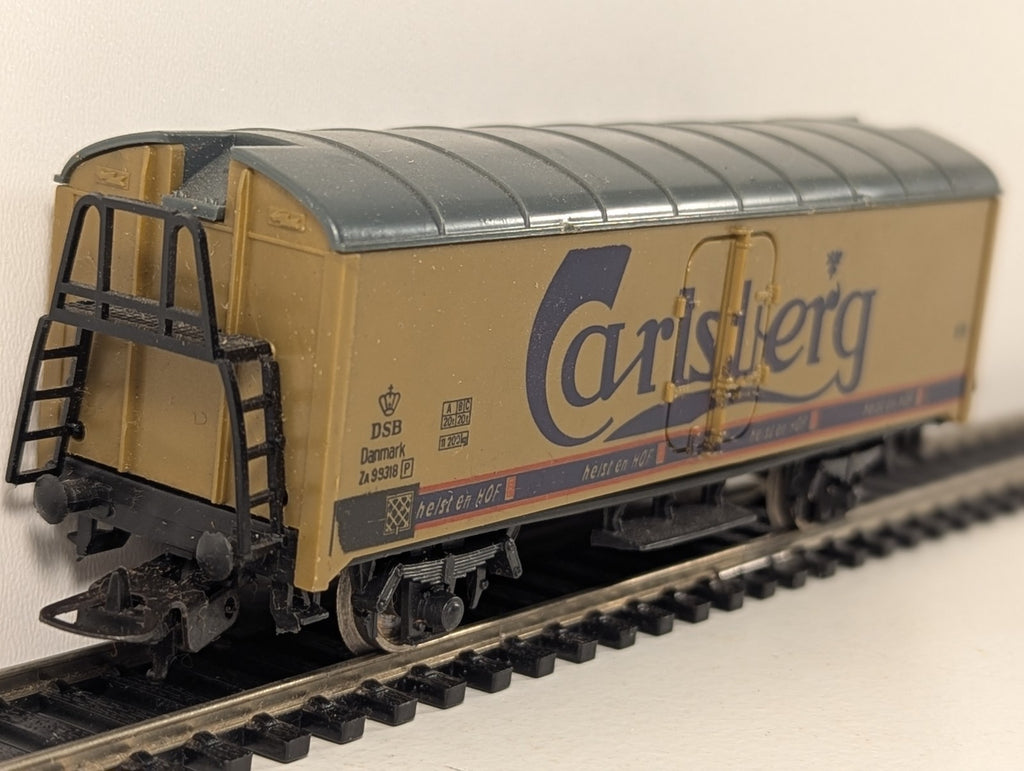 Lima 3109 HO Gauge Carlsberg Refrigerated Beer Wagon - Boxed