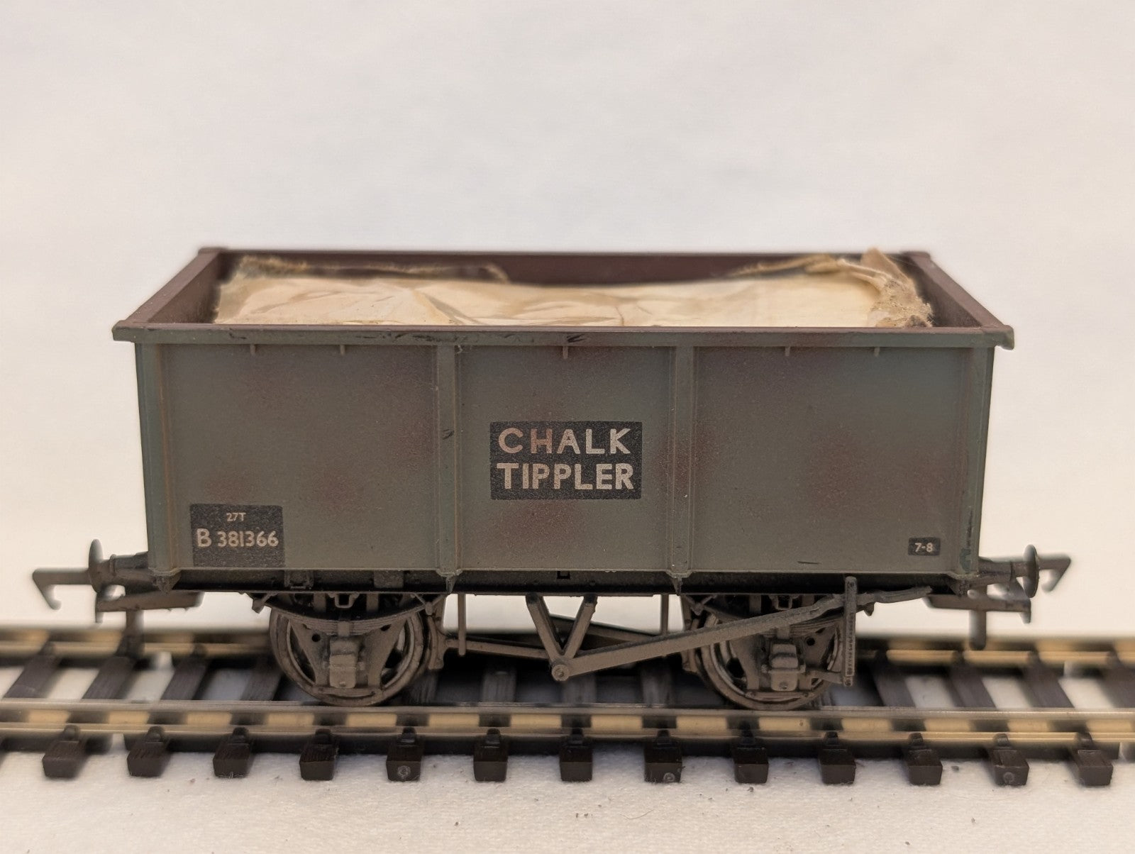 Bachmann OO Gauge 27T Chalk Tippler Goods Wagon B 381366 BR Grey 38