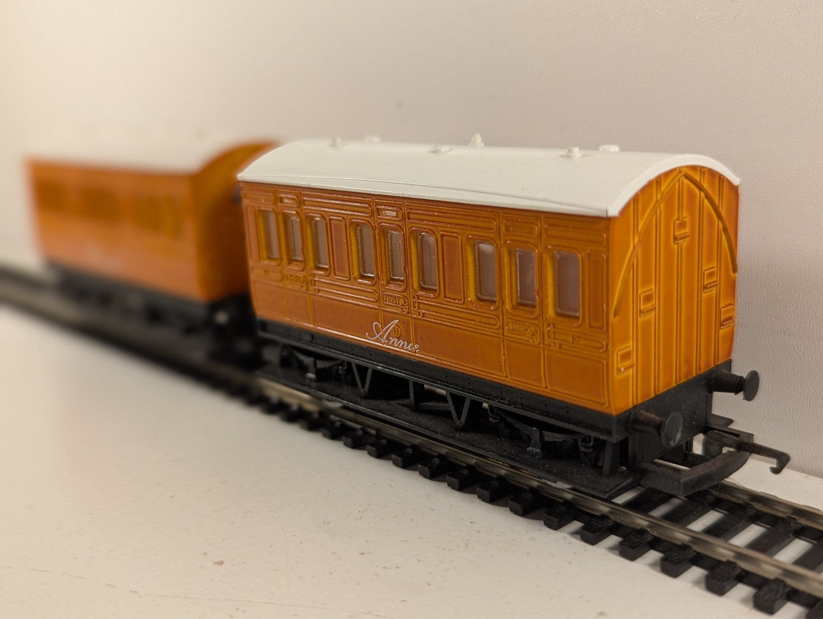 Hornby R9293 Annie & Clarabel Coaches OO Gauge