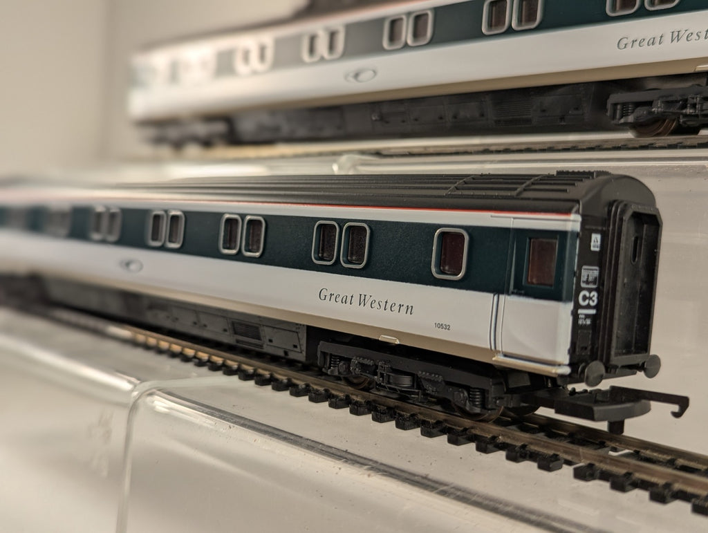 Lima L149970 OO Gauge GWR Class 47 & Two Mk3 Sleeper Coaches Set - boxed