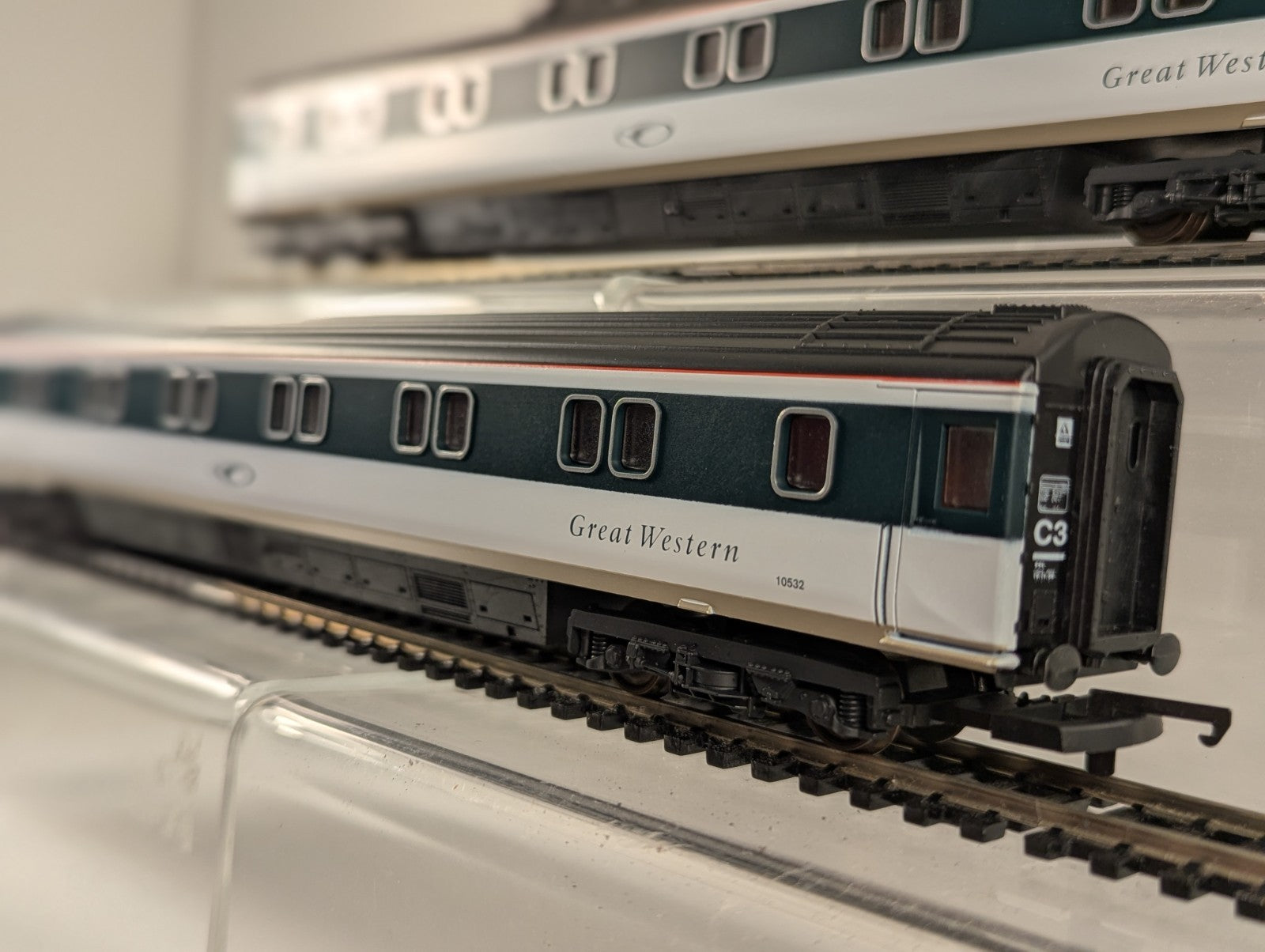 Lima L149970 OO Gauge GWR Class 47 & Two Mk3 Sleeper Coaches Set - boxed