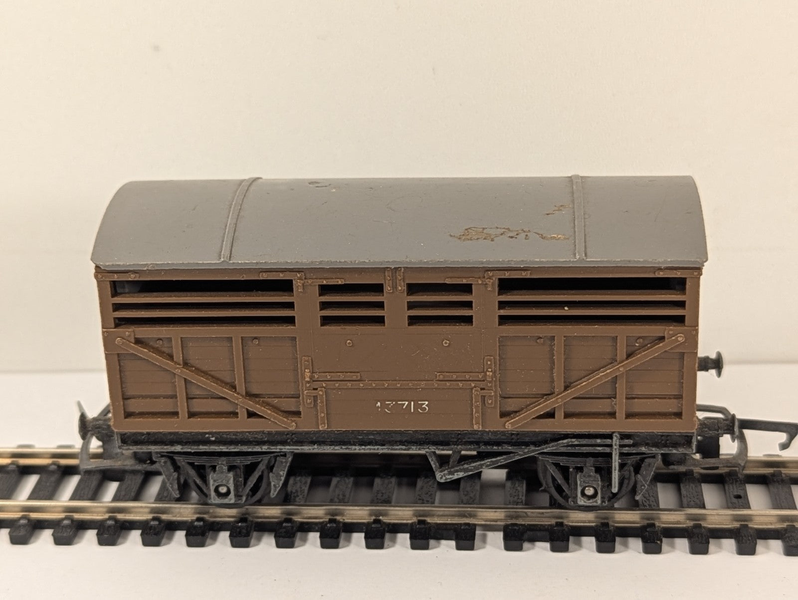 Tri-ang OO Gauge R13 Cattle Wagon Brown M3713
