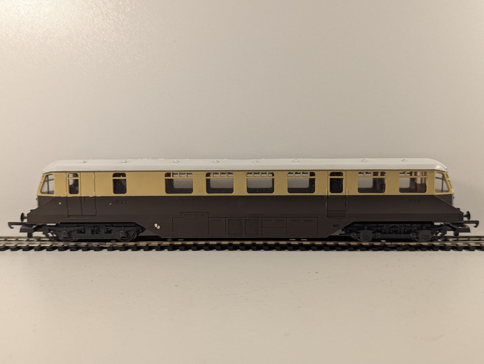 Lima L211 GWR Diesel Railcar Chocolate & Cream