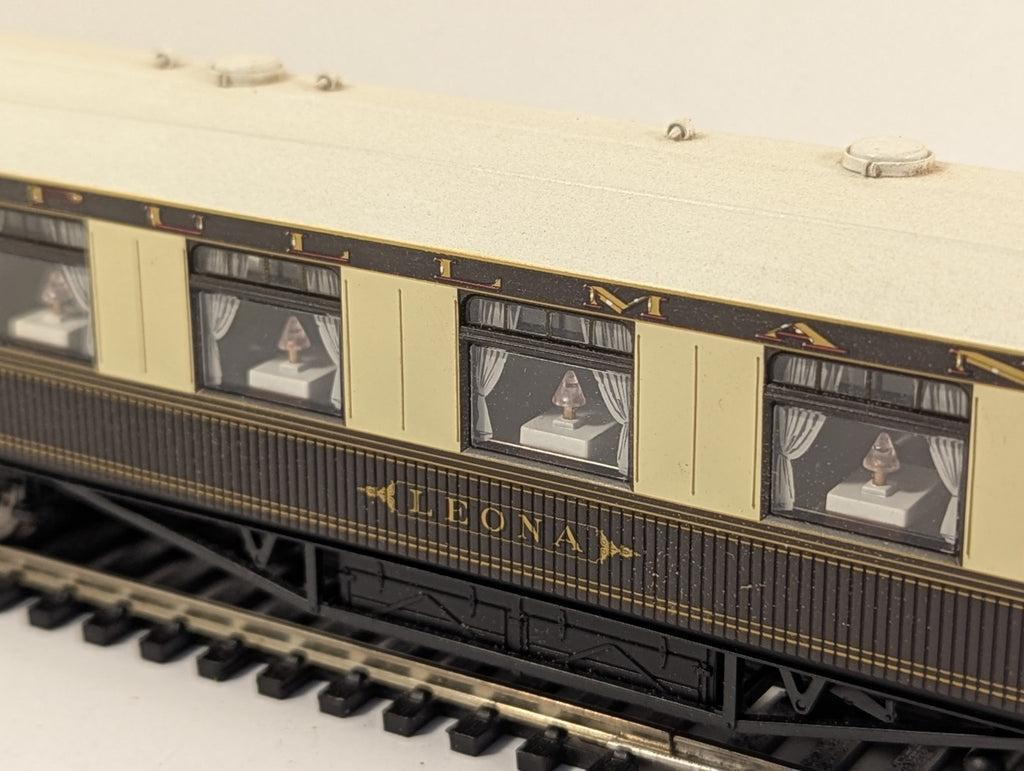 Hornby Pullman Car 'Leona' Passenger Coach Pullman Umber & Cream - Lights Up
