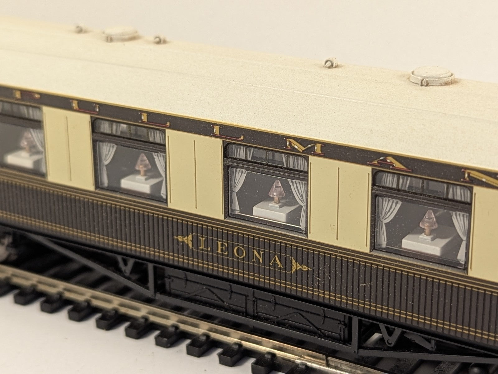 Hornby Pullman Car 'Leona' Passenger Coach Pullman Umber & Cream - Lights Up