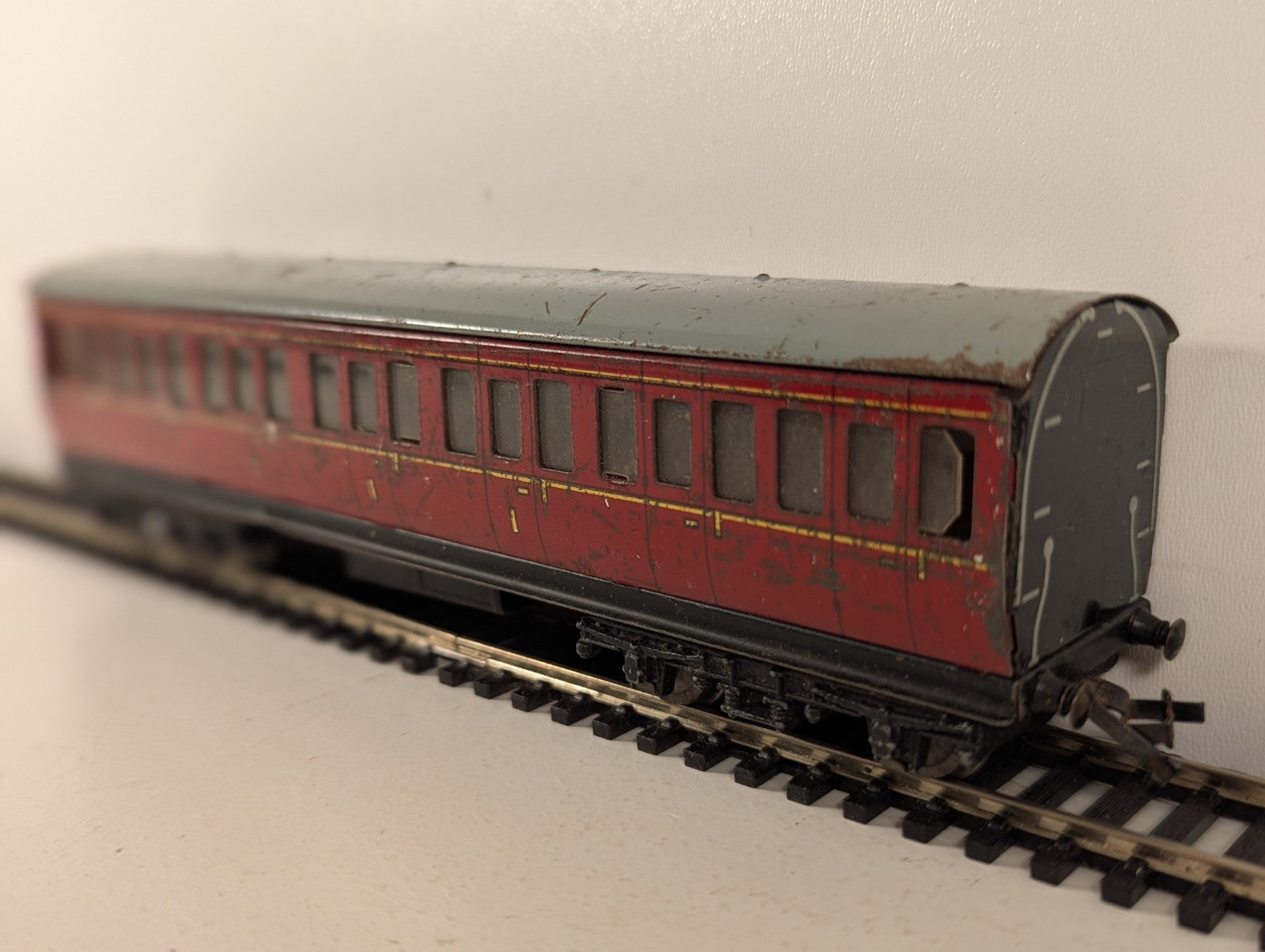 Hornby OO Gauge Passenger Coach LMS Maroon