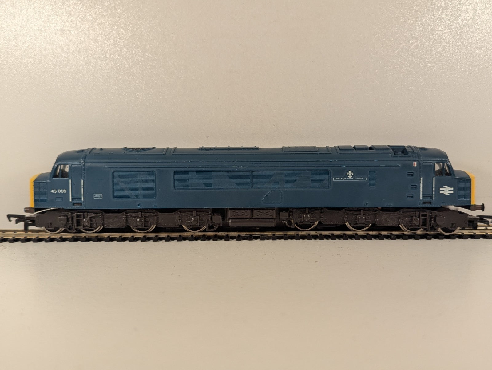 Mainline OO Gauge Class 45 'The Manchester Regiment' Locomotive 45