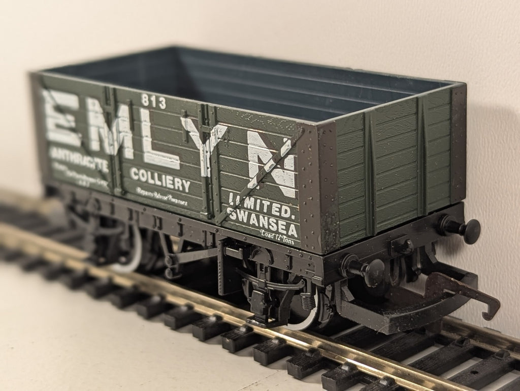 Hornby OO Gauge R118 Emlyn Anthracite 7 Plank Wagon