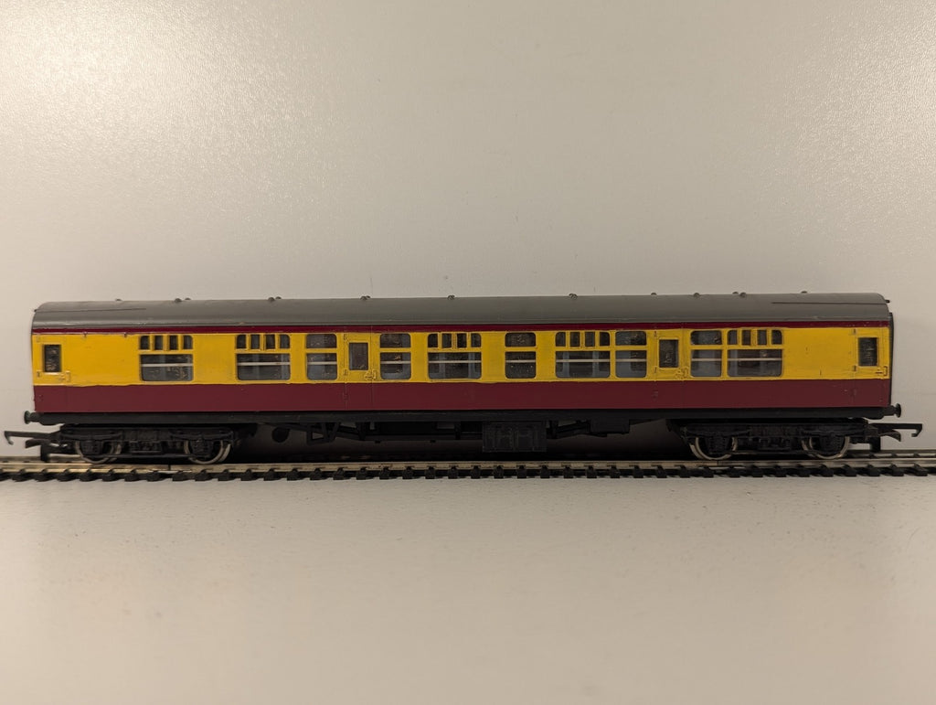 Tri-ang OO Gauge Short Mk1 Coach Passenger Coach Repainted Crimson and Cream