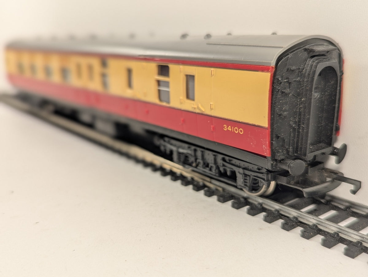 Hornby OO Gauge BR Composite Coach Passenger Coach 34100 BR Crimson and Cream