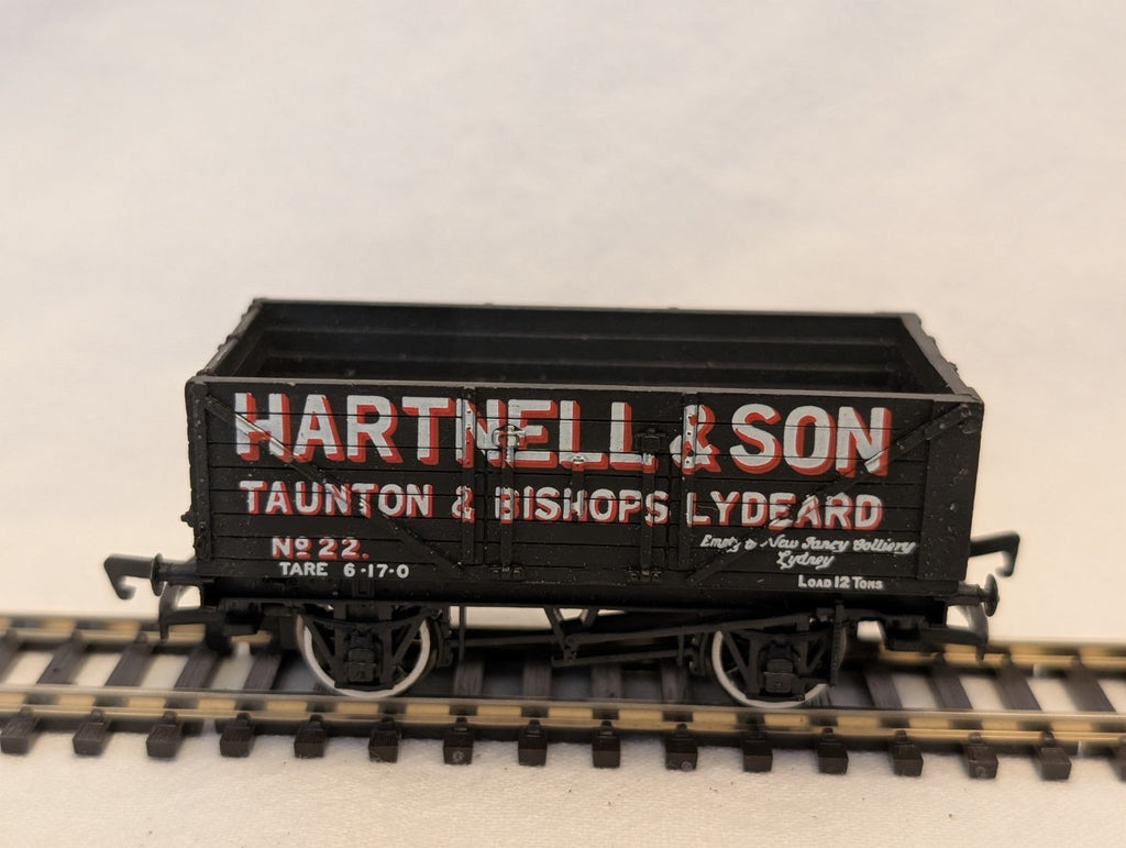 Bachmann OO Gauge 8 Plank Wagon Hartnell & Son Goods Wagon 22 37-11