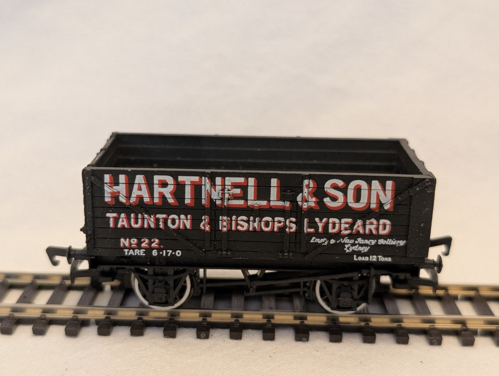 Bachmann OO Gauge 8 Plank Wagon Hartnell & Son Goods Wagon 22 37-11