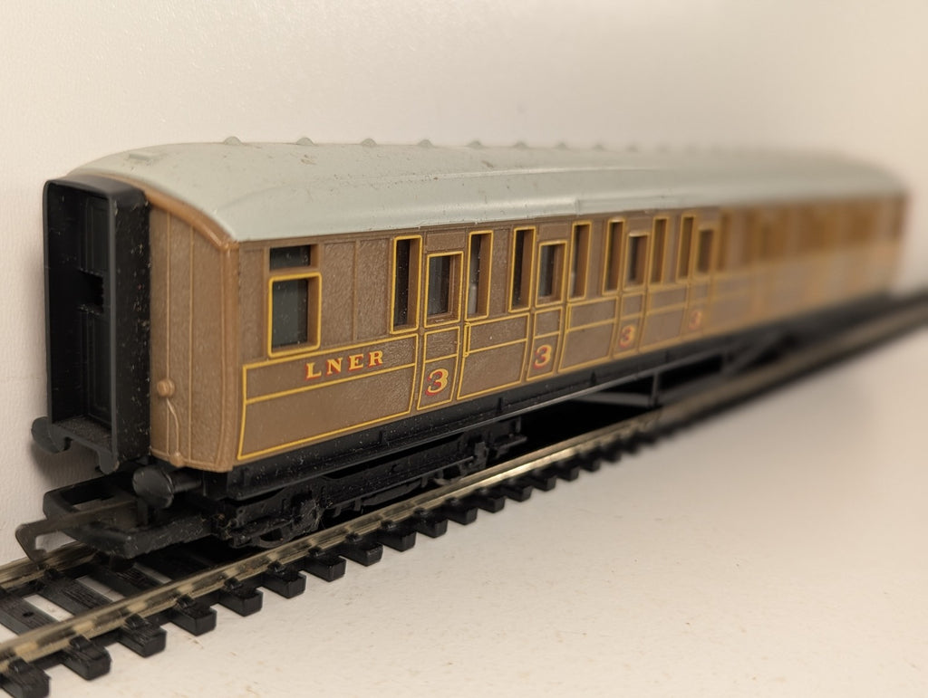 Hornby OO Gauge LNER Teak Composite Coach Passenger Coach 22357
