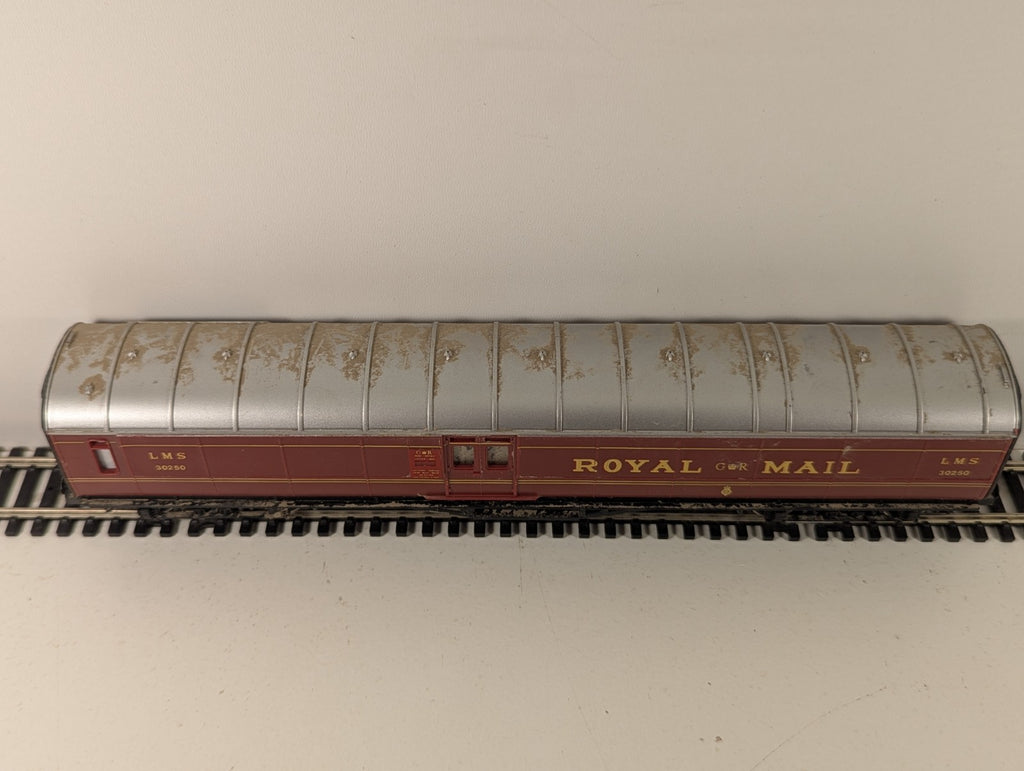 Tri-ang OO Gauge LMS Red Composite Corridor Coach