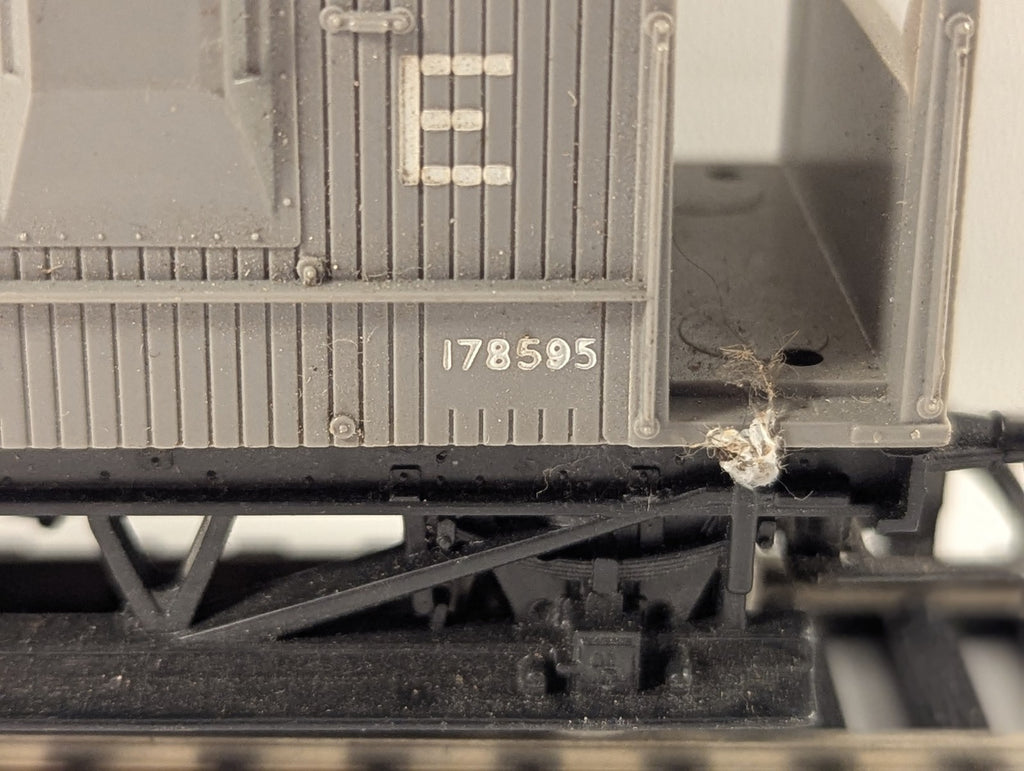 Hornby OO Gauge LNER Standard 20 Ton Goods Brake Van 178595 NE Grey R124