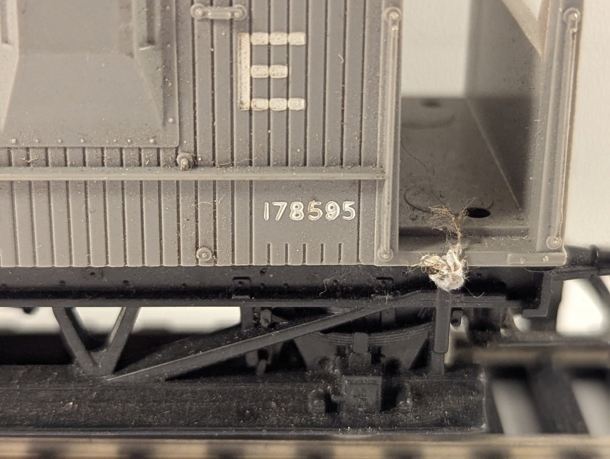 Hornby OO Gauge LNER Standard 20 Ton Goods Brake Van 178595 NE Grey R124