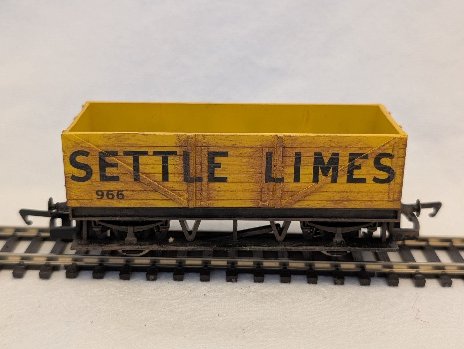 Hornby OO Gauge 5 Plank Wagon Goods Wagon 966 Settle Limes Yellow