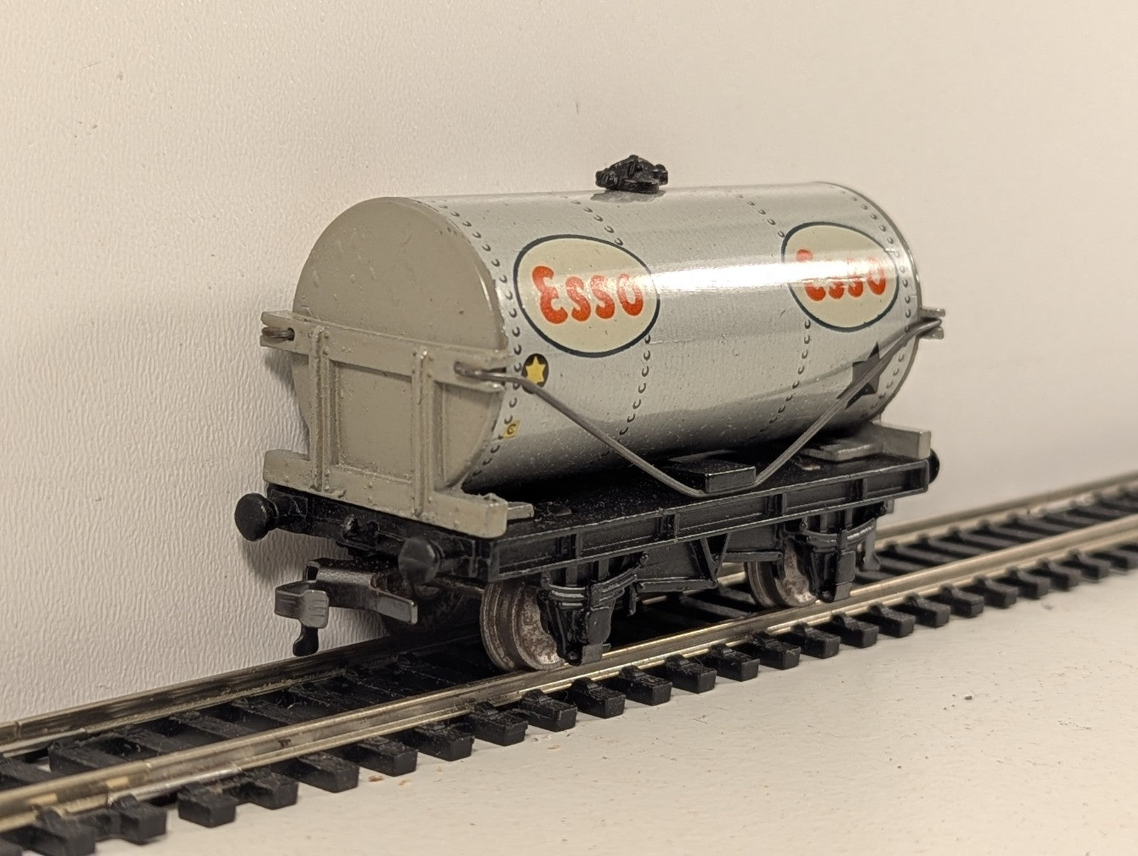 Hornby Dublo 32081 OO Gauge D1 ESSO Petrol Tank Wagon - Boxed