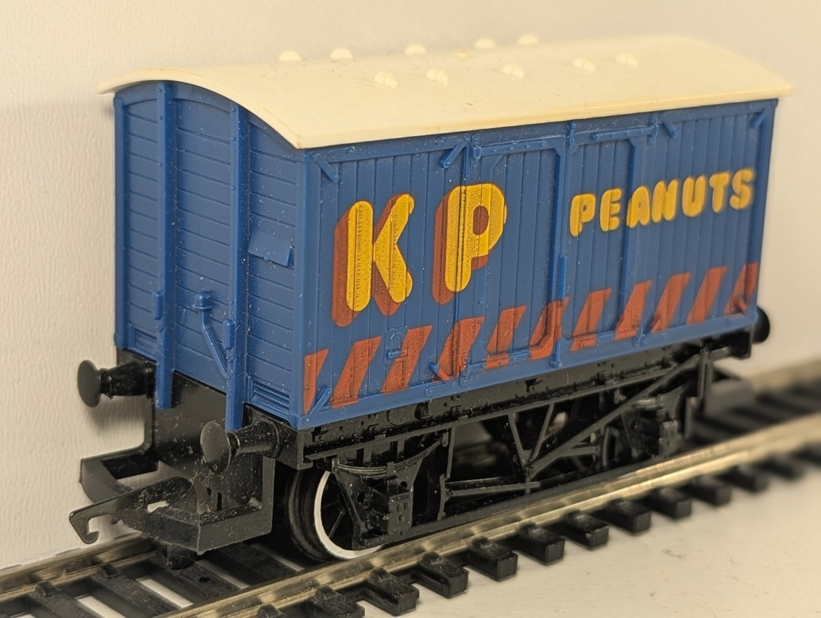Hornby R001 OO Gauge KP Peanuts Vent Van