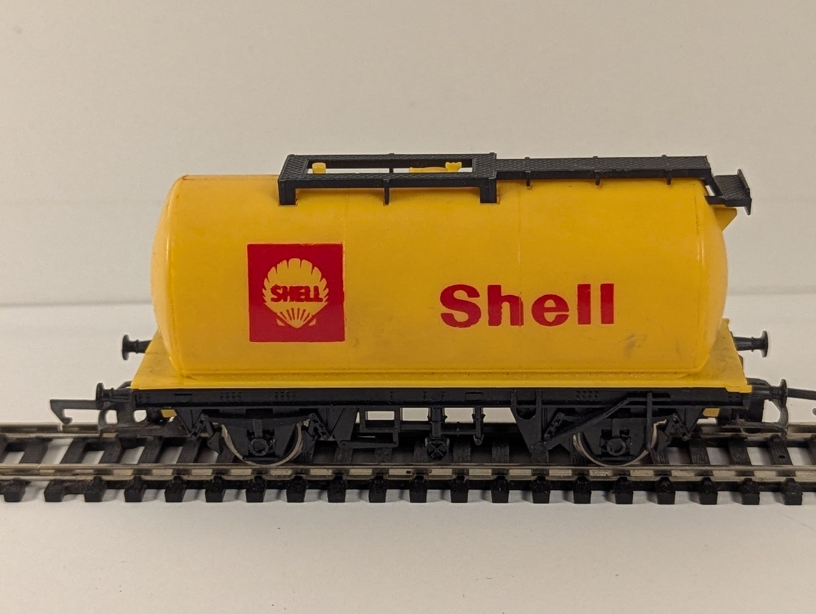 Hornby OO Gauge Shell Tank Wagon Shell Yellow