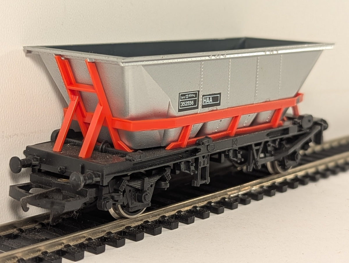 Hornby OO Gauge BR HAA MGR Hopper Wagon Goods Wagon 352556 BR Silver and Red
