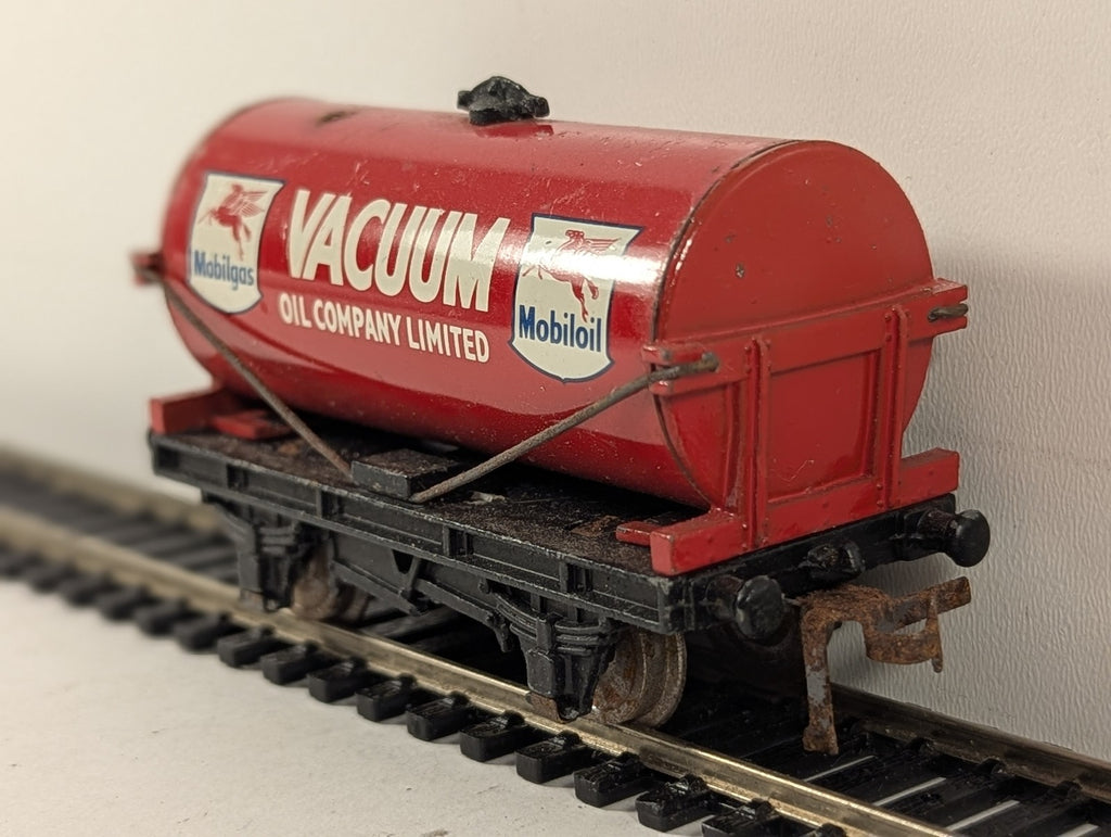 Hornby Dublo OO Gauge Vacuum Oil Company Tank Wagon Goods Wagon Vacuum Oil Red