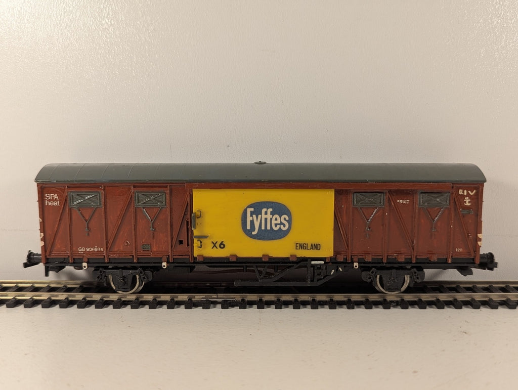 Tri-ang Hornby OO Gauge Continental Ferry Van Goods Wagon GB 906934 Fyffes