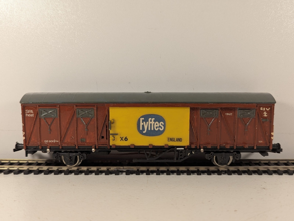 Tri-ang Hornby OO Gauge Continental Ferry Van Goods Wagon GB 906934 Fyffes