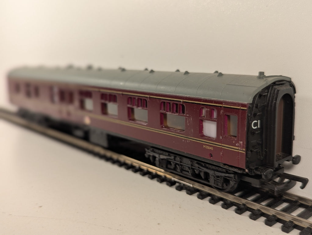 Mainline BR Mk1 Brake Second Corridor Coach Maroon OO Gauge