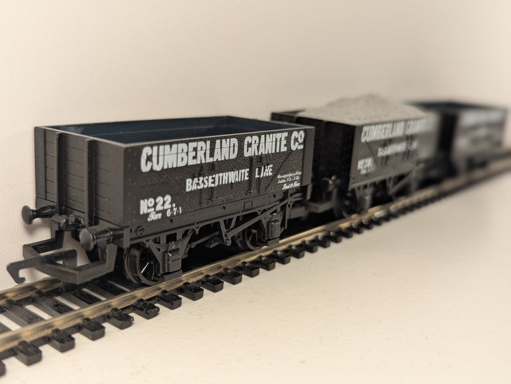 Hornby R6006 OO Gauge Cumberland Granite Co 5 Plank Open Wagon with Load