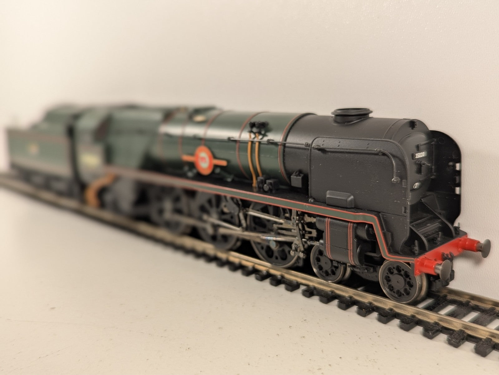 Hornby R2204 Merchant Navy Class 'Bibby Line' BR Lined Green Steam Locomotive