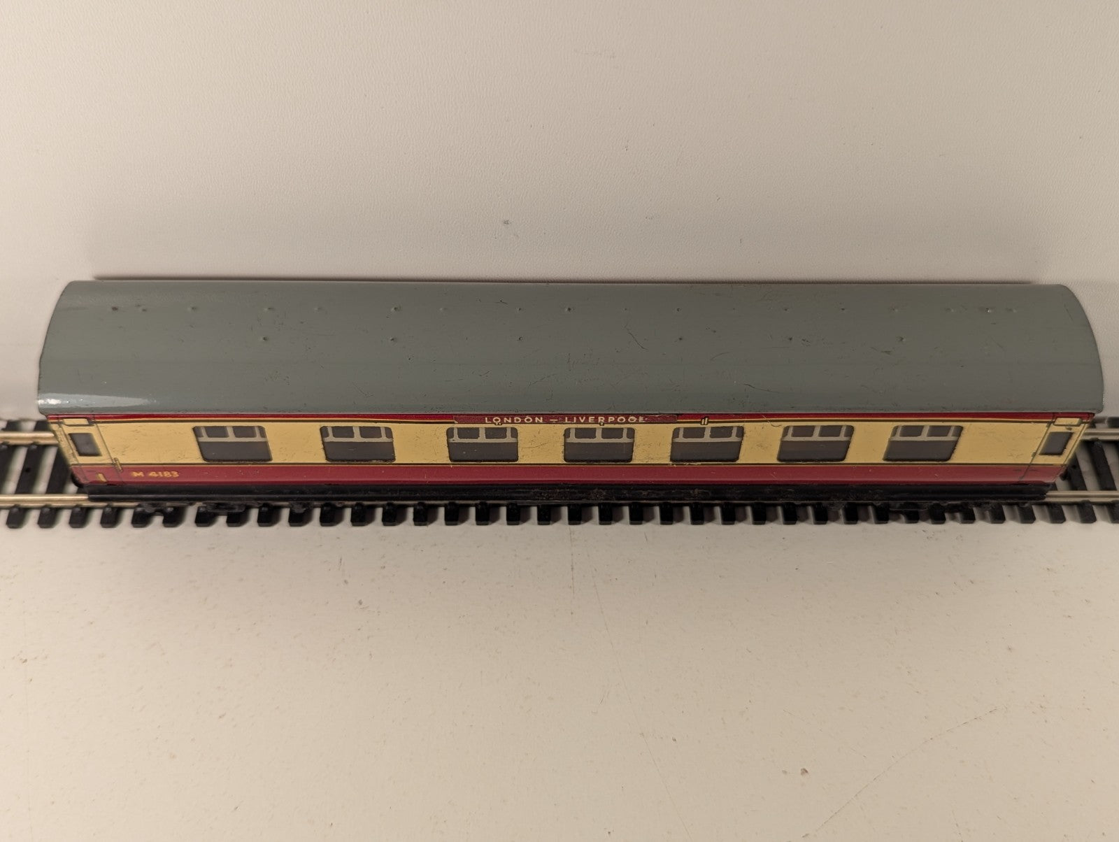 Hornby Dublo M4183 Passenger Coach Crimson & Cream OO Gauge