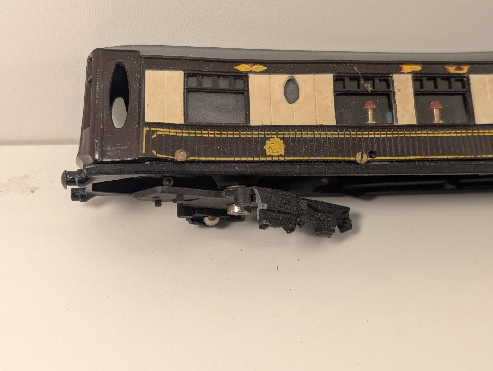 Graham Farish “Pauline” Pullman Coach – Missing Wheels – OO Gauge