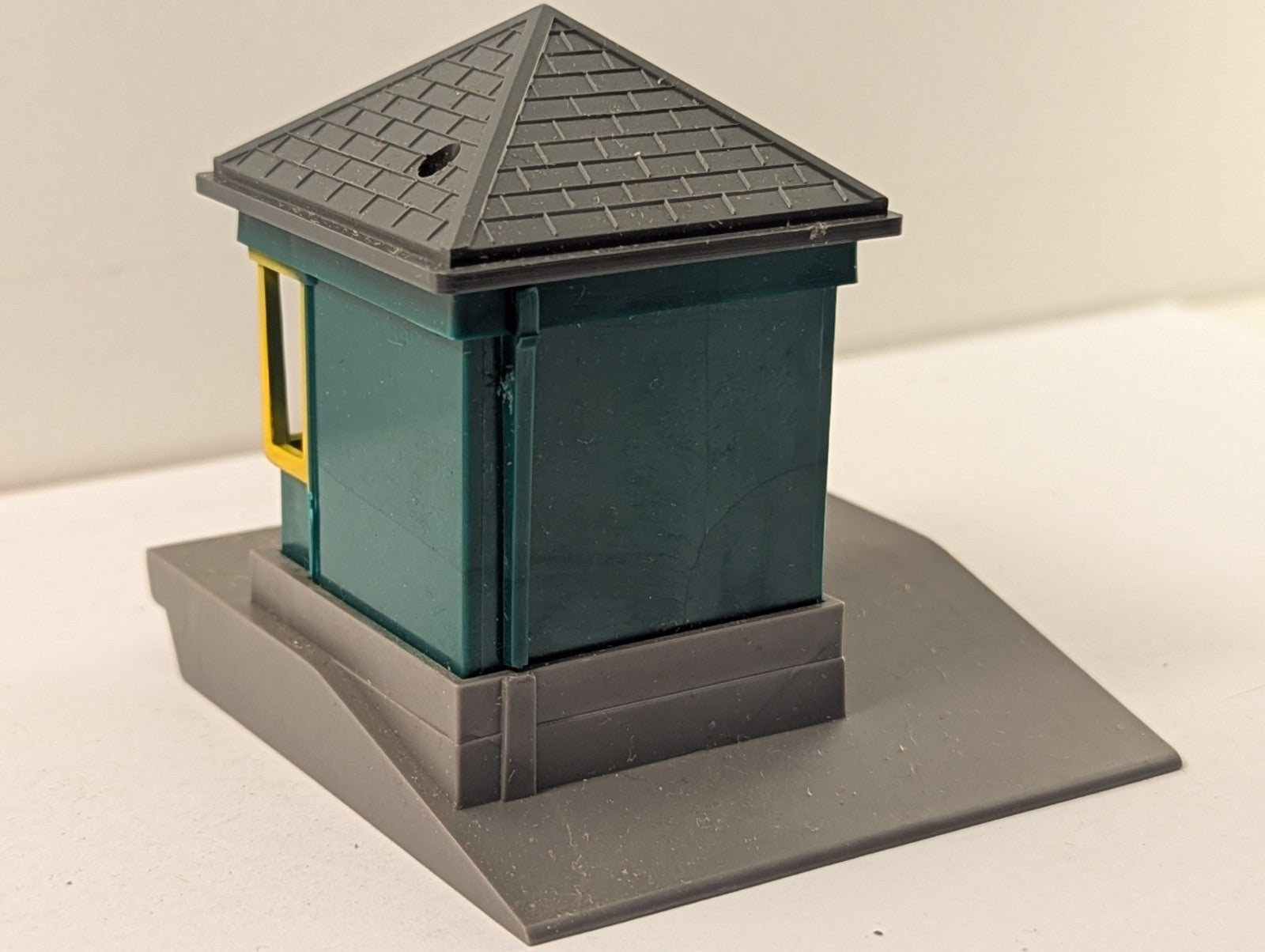 Tri-ang OO Gauge R.72 Gate Keeper's Hut