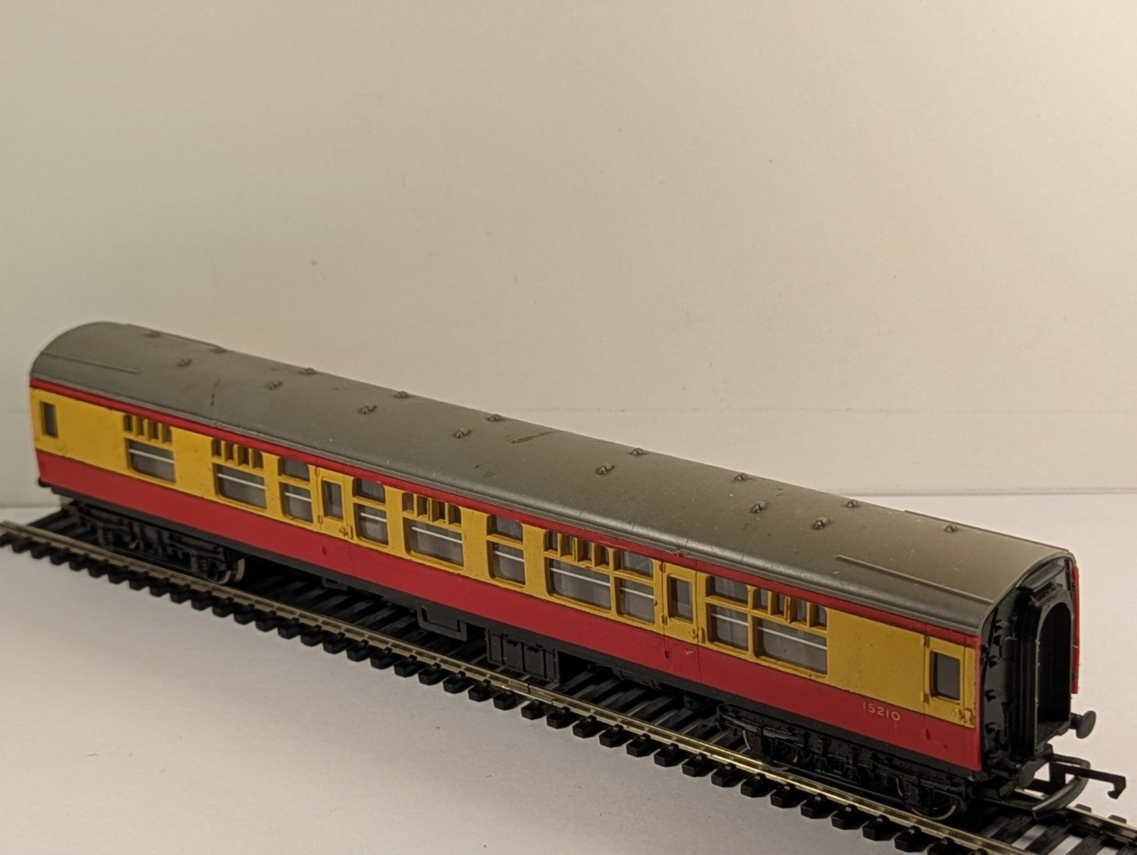 Hornby OO Gauge BR Mk1 Composite Coach Passenger Coach 15210
