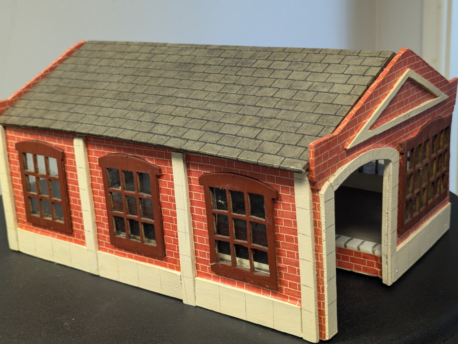 O Gauge Stunning Engine Shed with Platform and Built-In Lights