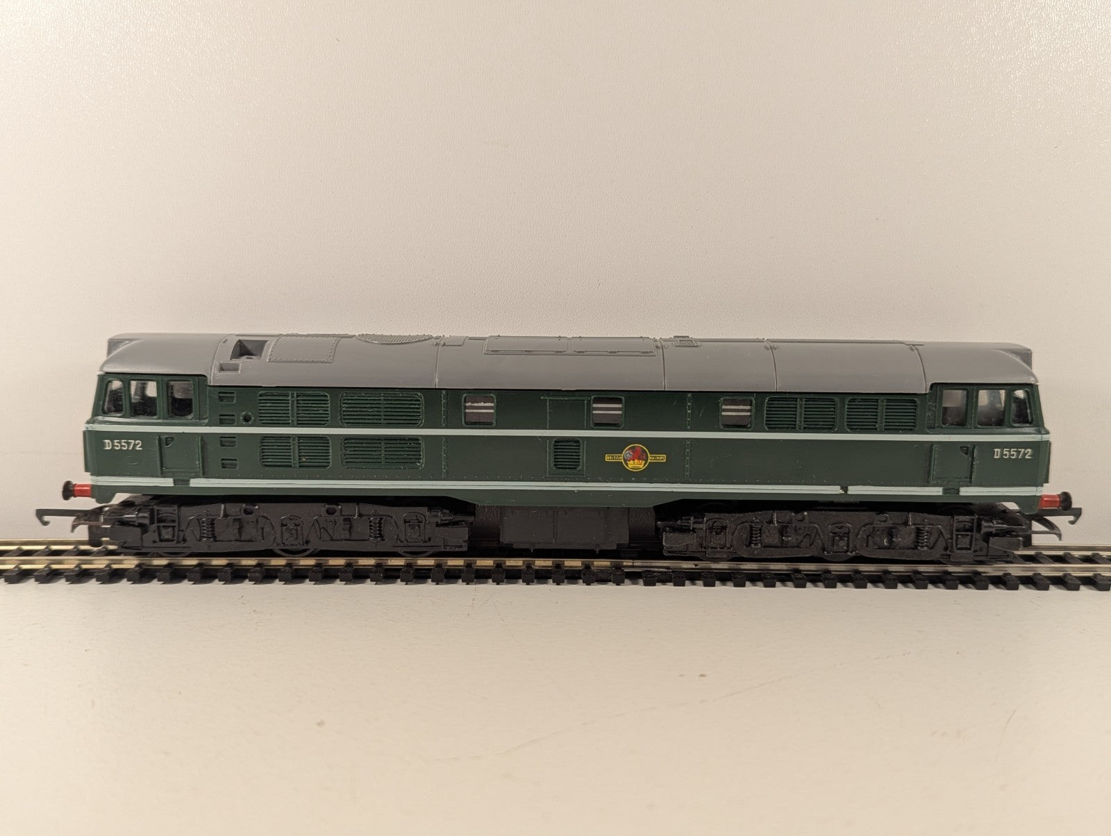 Tri-ang R357 OO Gauge Class 31 Diesel D5572 BR Green