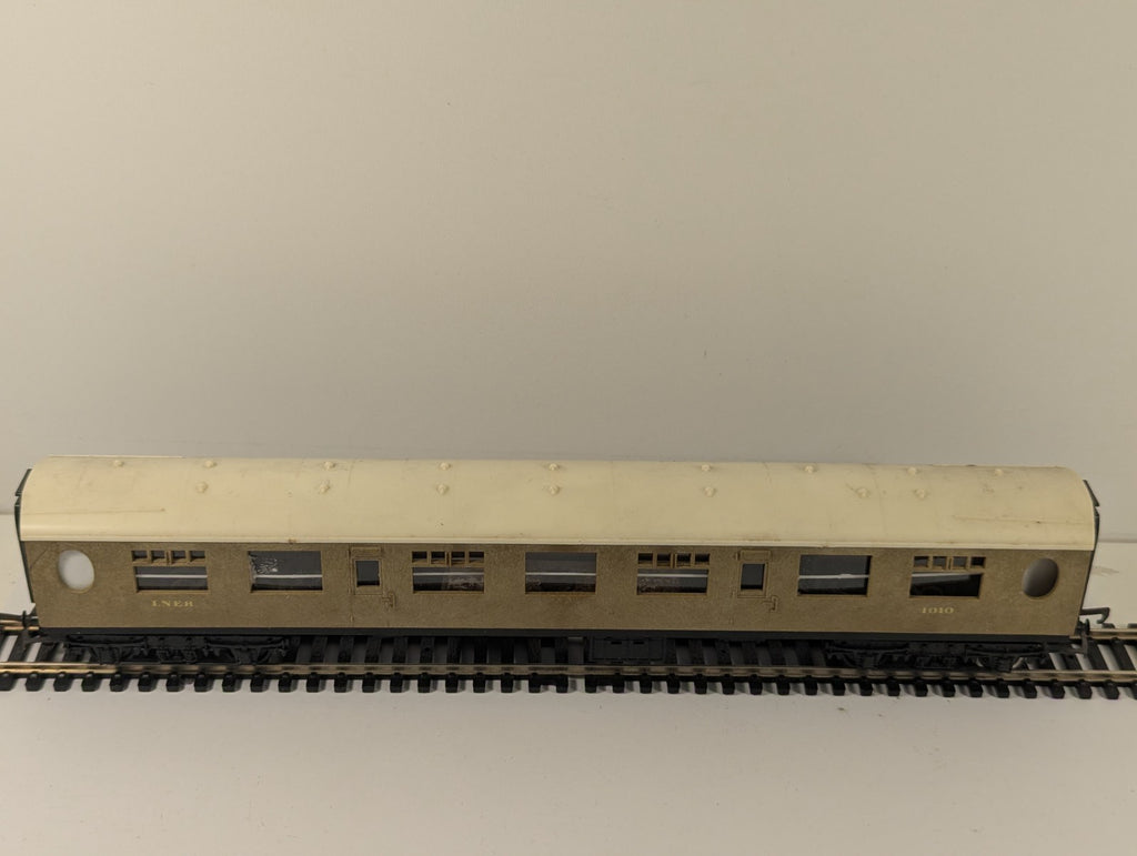 Tri-ang Hornby OO Gauge LNER Thompson Teak Coach