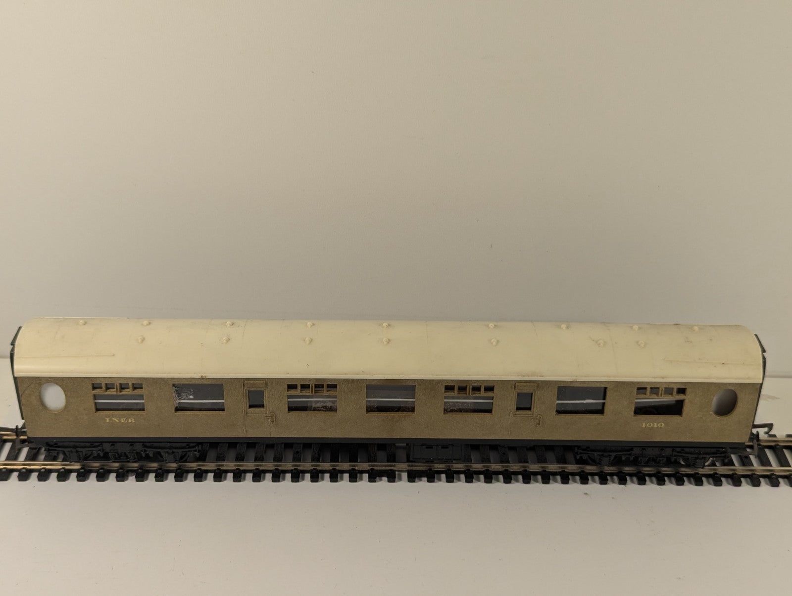 Tri-ang Hornby OO Gauge LNER Thompson Teak Coach