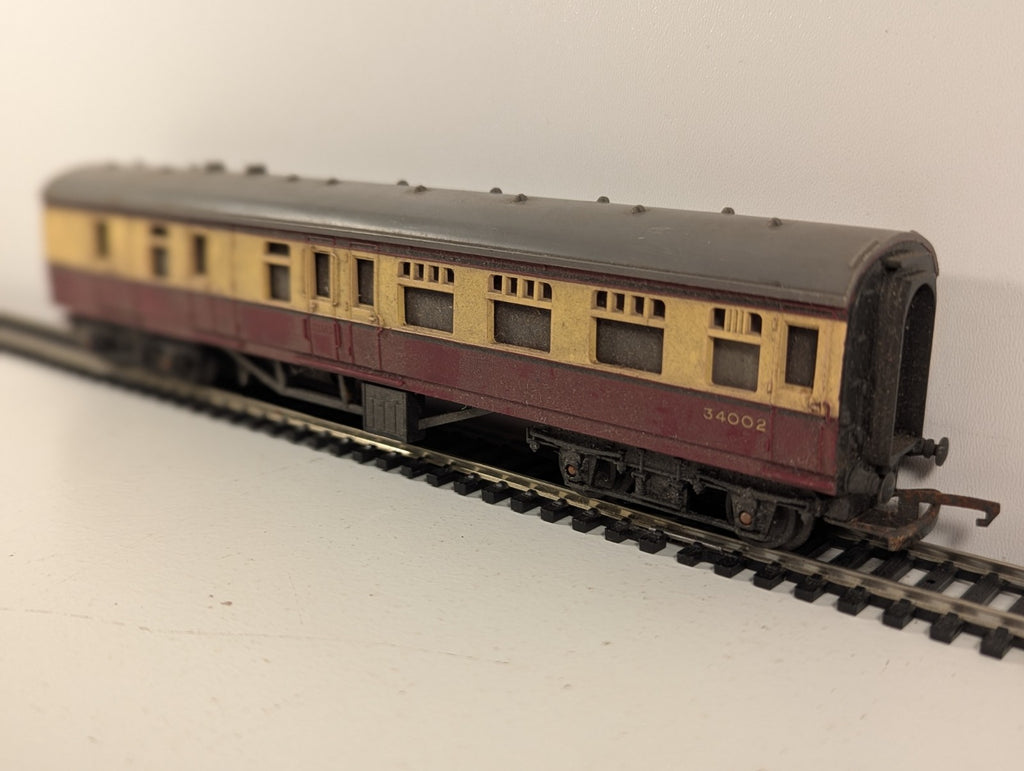 Tri-ang OO Gauge R28/220 Brake Coach 34002 Crimson & Cream